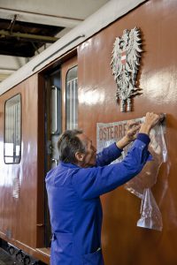 Josef Stängl beschriftet Postwagen